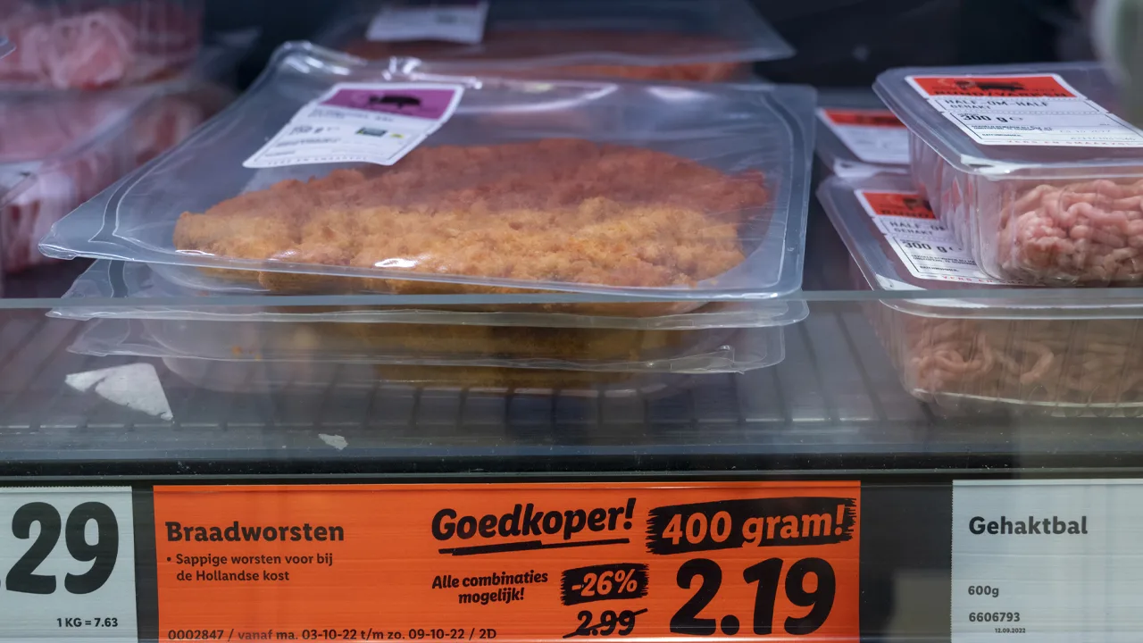 Lidl legt vleesvervangers naast vlees in de schappen om vleeseter te verleiden