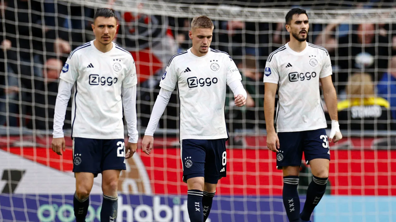 Ajax zakt na nederlaag bij koploper PSV naar laatste plaats