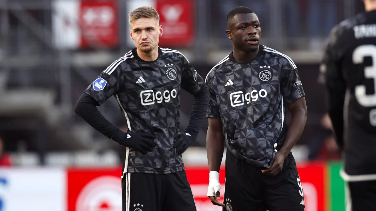 ‘Ajax heeft Helmond Sport-spelers met een Ajax-shirt aan’ 