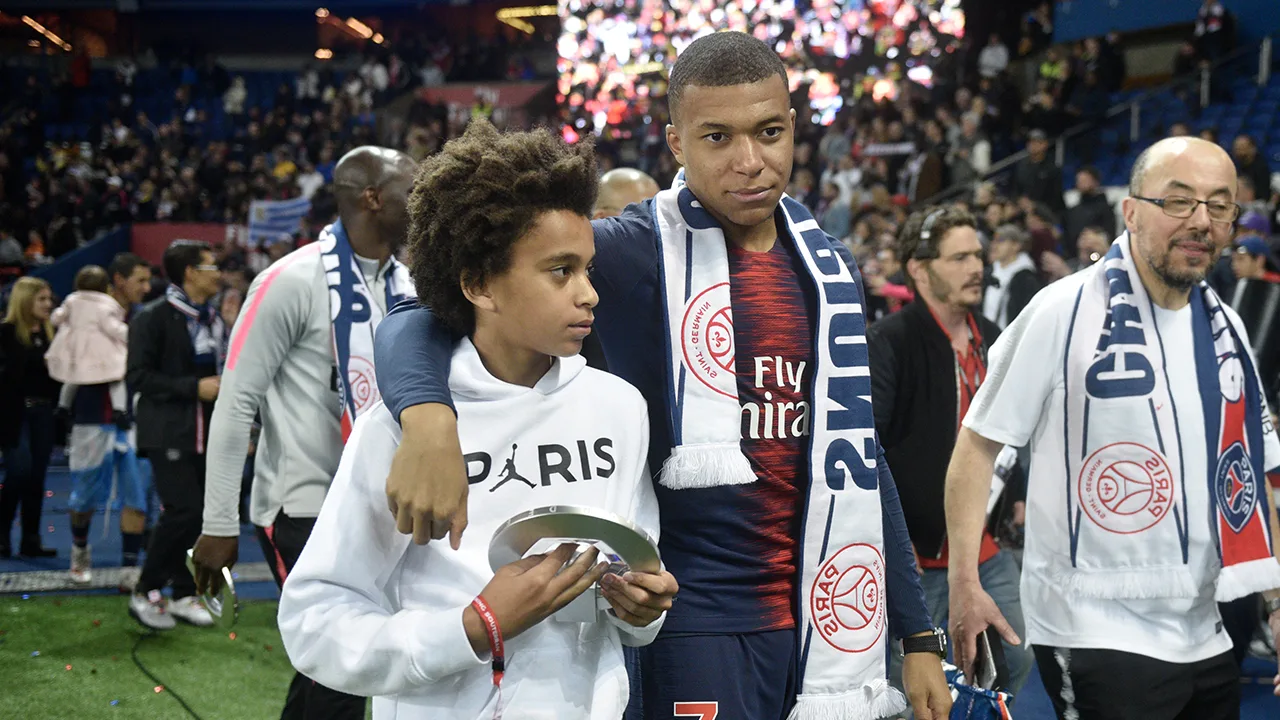Mbappé verwelkomt jongere broer Ethan (15) bij PSG