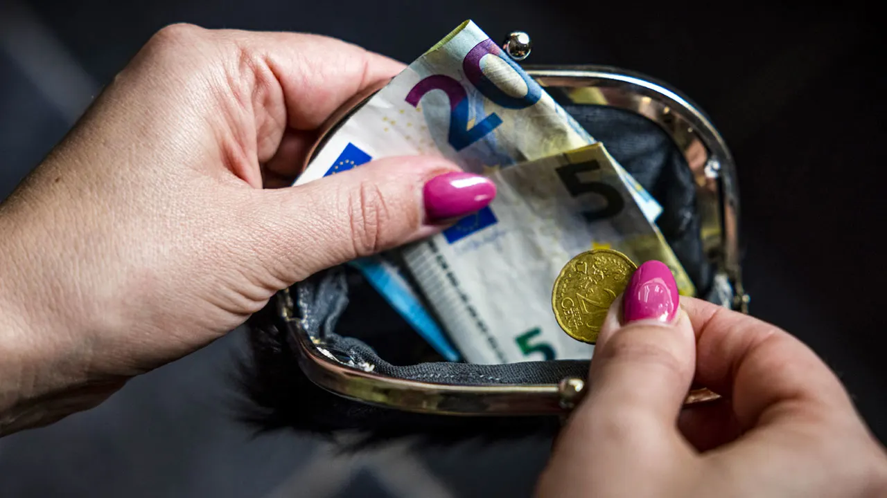 Nederlanders met modaal inkomen krijgen dit jaar minder vakantiegeld