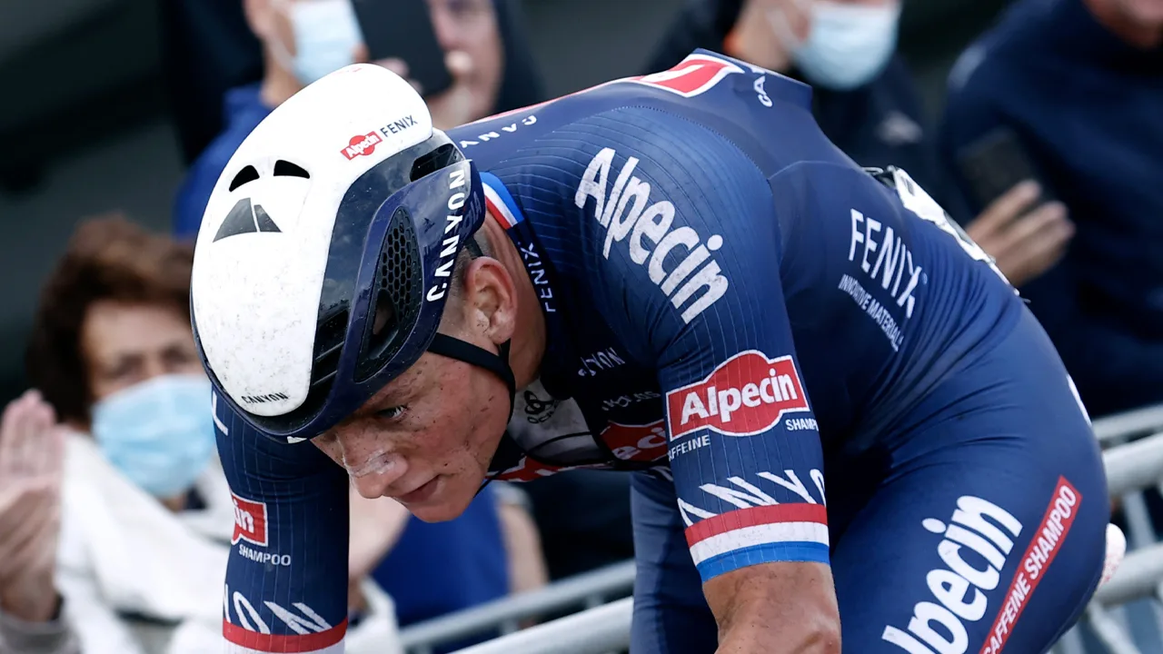 IJzersterke Van der Poel sloopt gehele peloton en wint NK op de weg