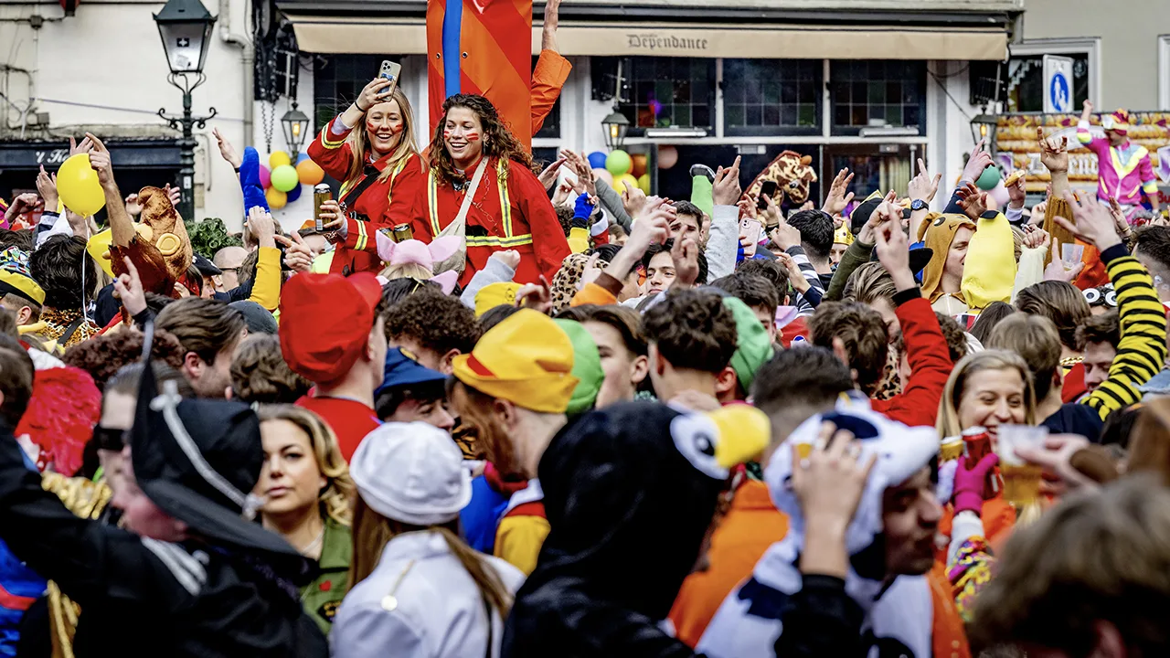 Minister Volksgezondheid roept op: 'Ga niet naar carnaval als je verkouden bent'