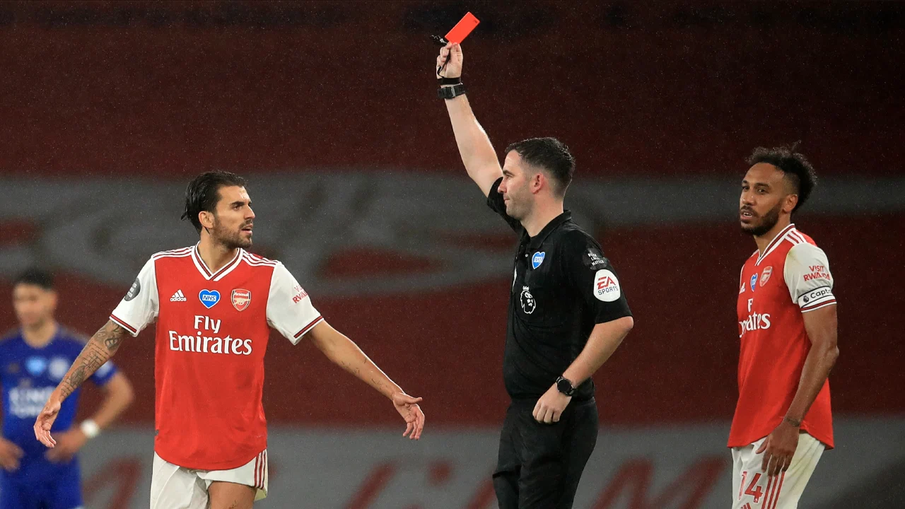 Arsenal verspeelt zege na rode kaart tegen Leicester