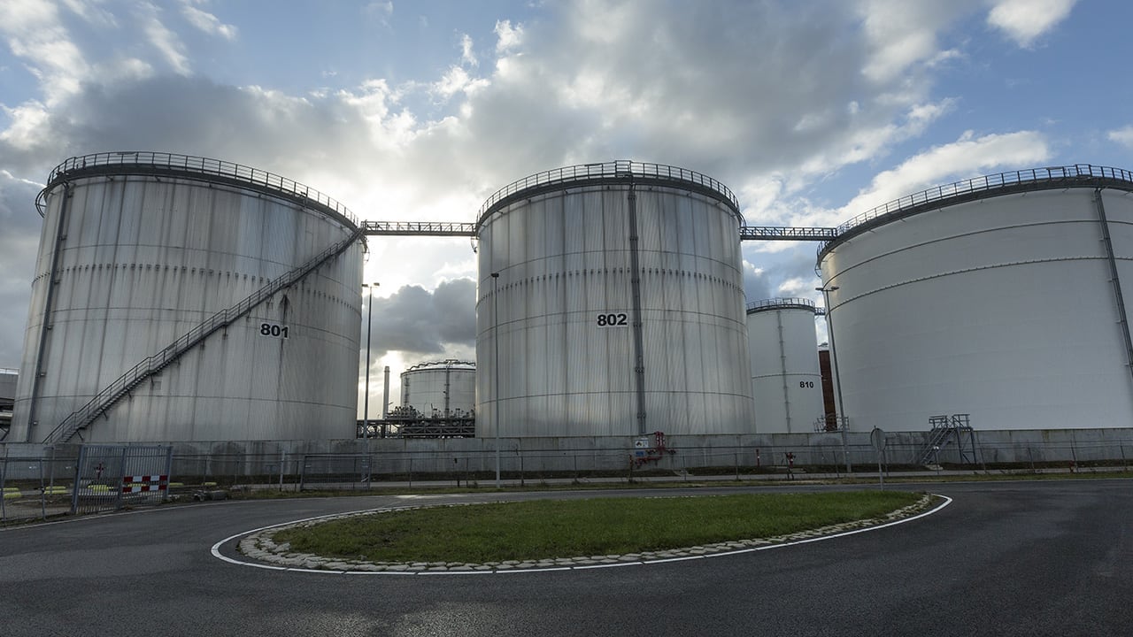 Nederland geeft 5,4 miljoen olievaten vrij om prijsstijging tegen te gaan