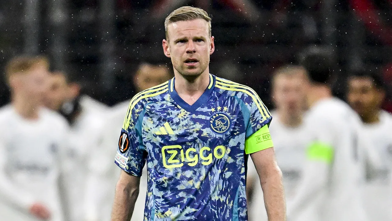 Ajax verliest met fors gewijzigd elftal van Eintracht Frankfurt en is uitgeschakeld in Europa