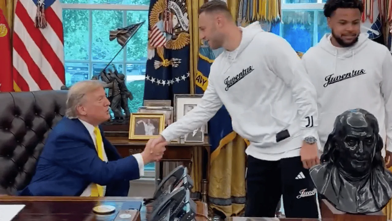 Video: Trump confronteert Koopmeiners en Juventus-selectie met politiek zeer beladen vraag