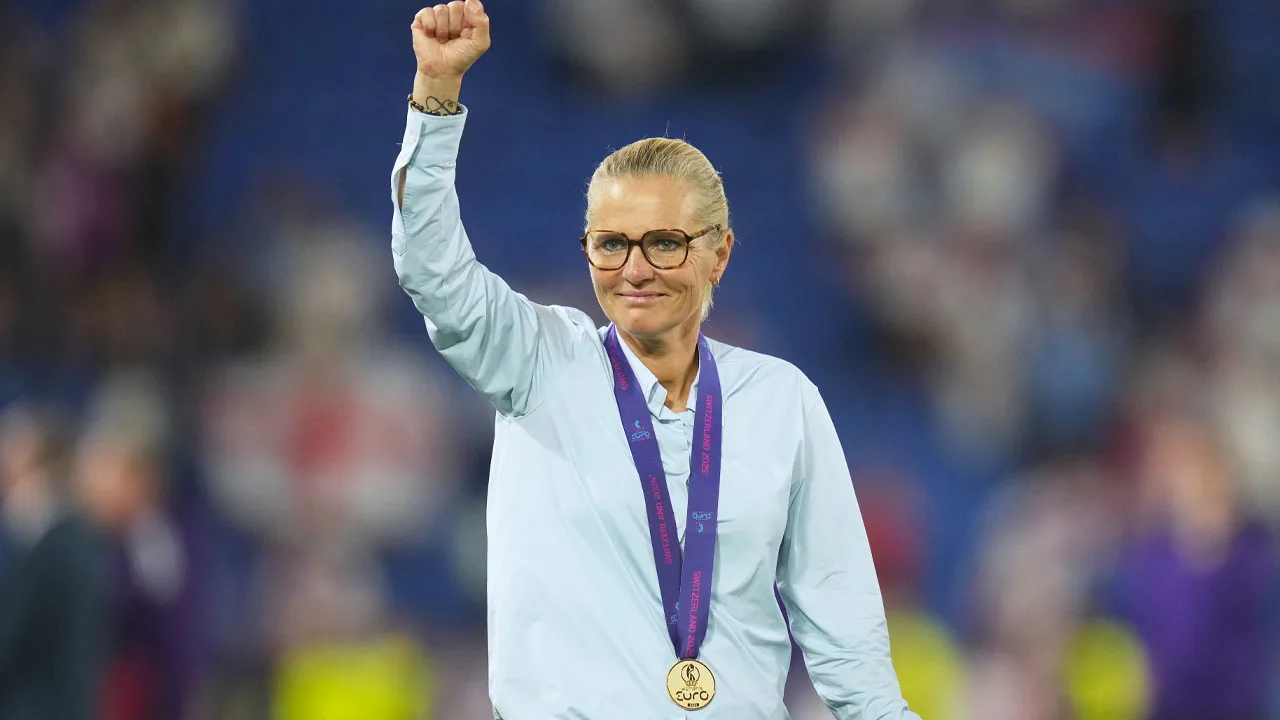 Sarina Wiegman kan nieuwe Europese titel amper geloven: 'Ik ben zo trots op mijn speelsters'