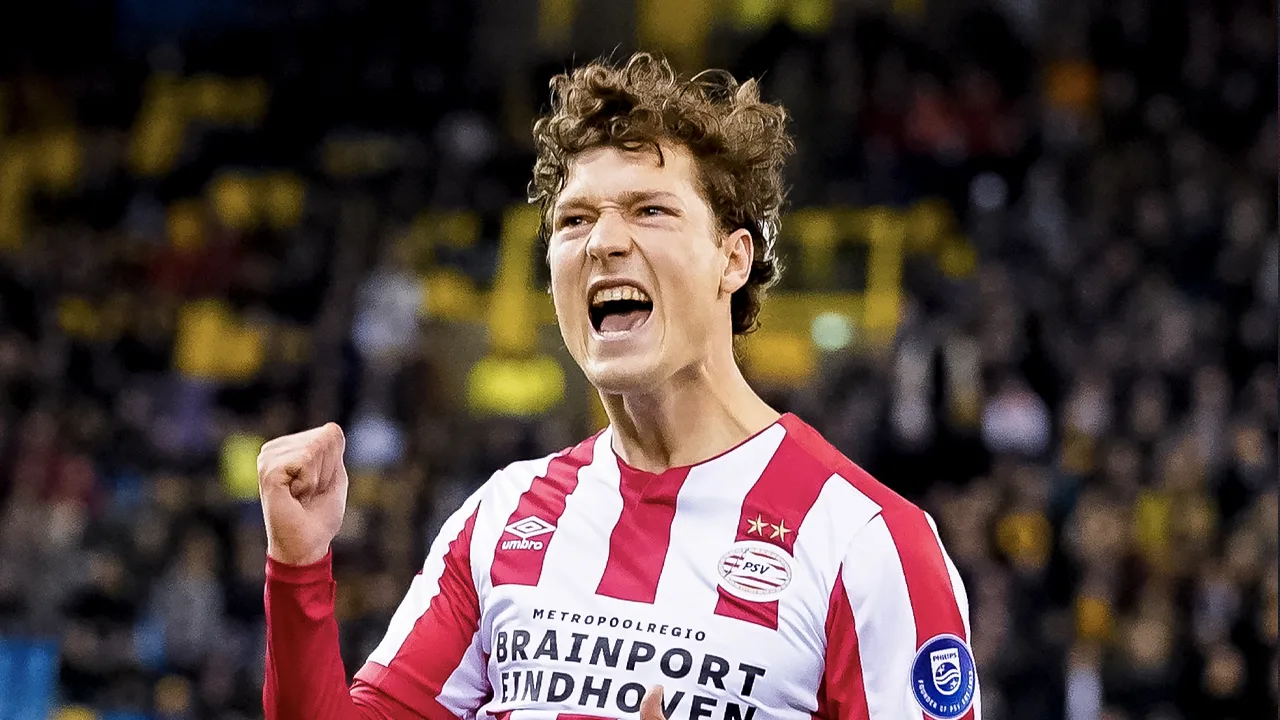 PSV knokt zich terug van achterstand en behaalt derde zege op rij