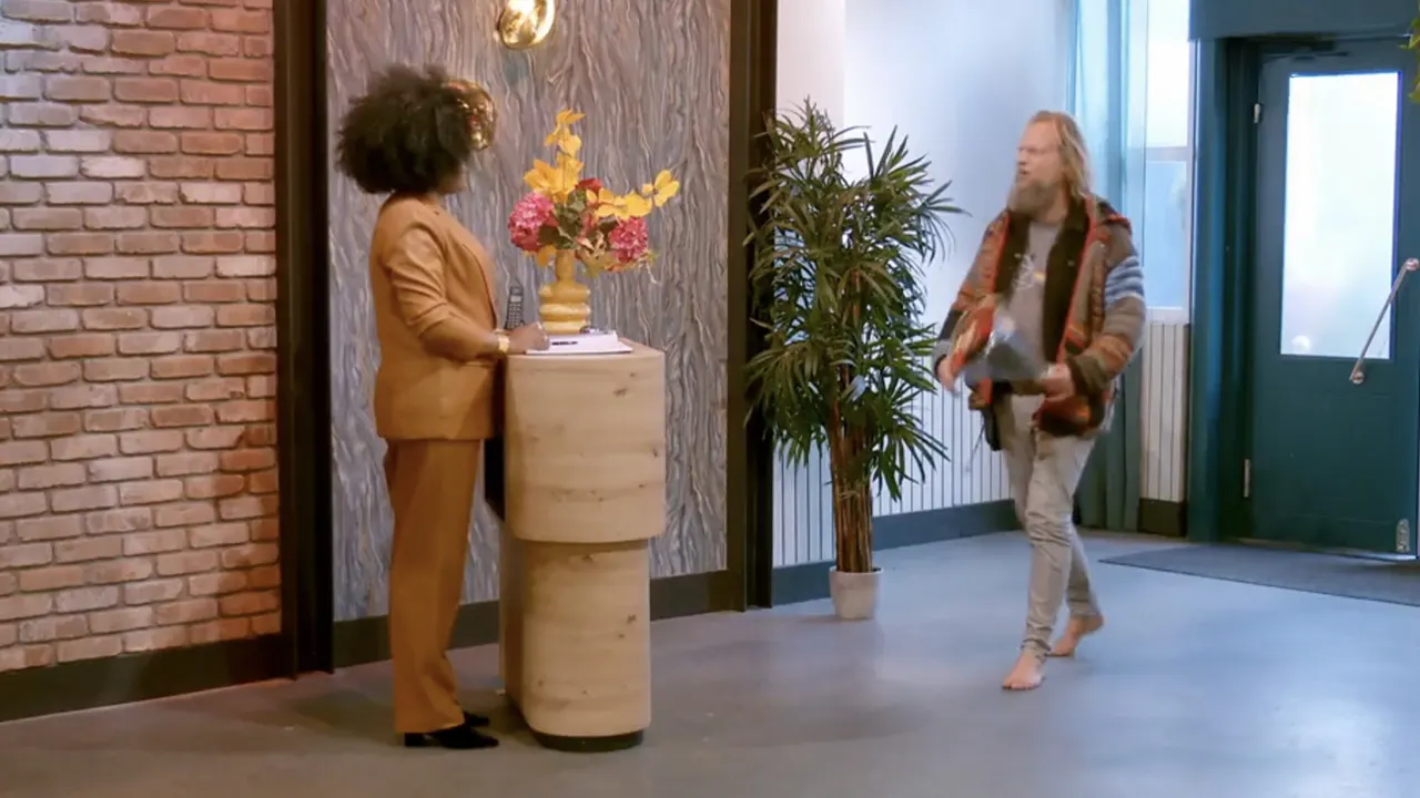 Vrijgezel Rolf (49) besluit op blote voeten naar date in First Dates-restaurant te komen