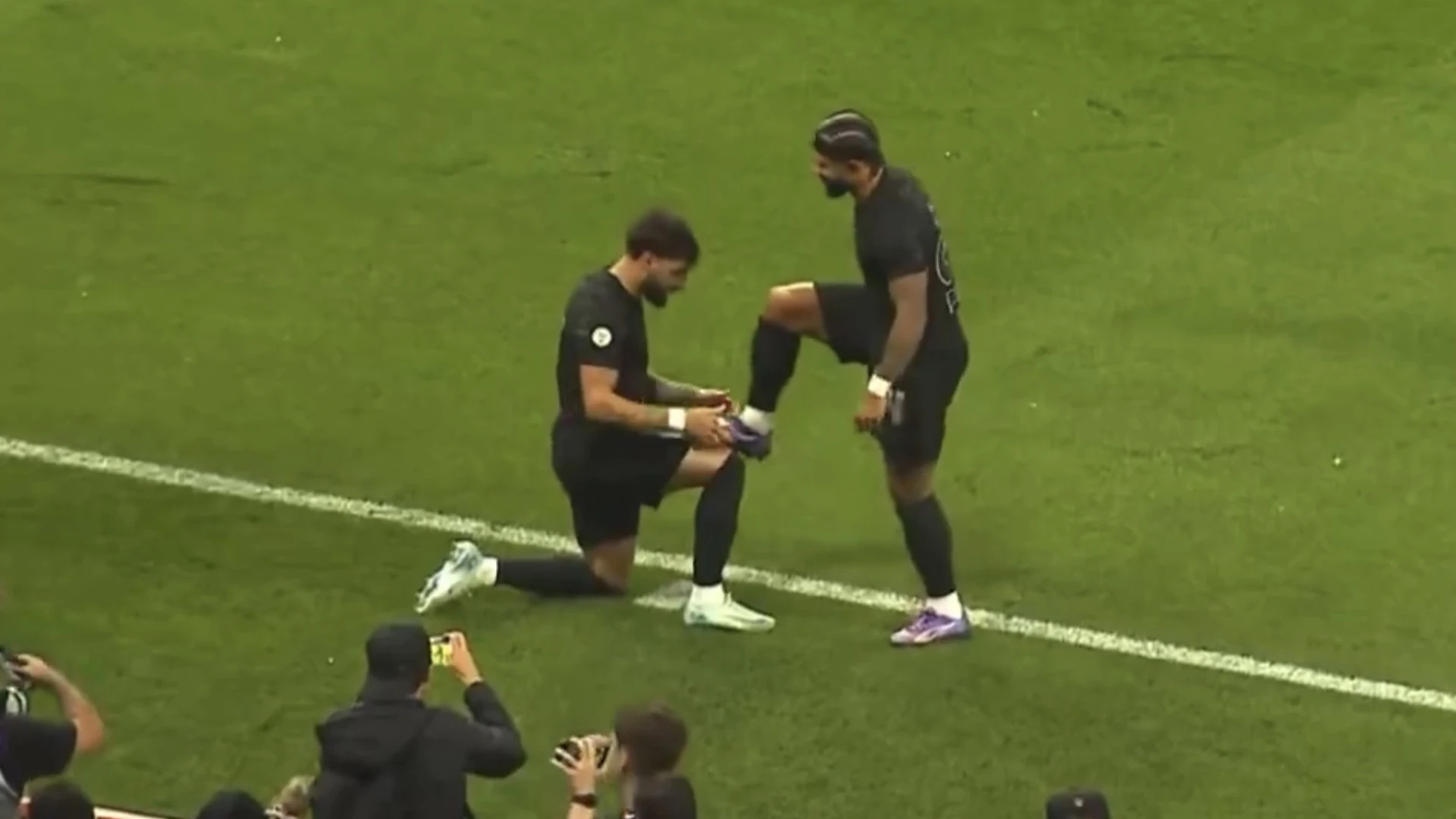 Video: Corinthians-aanvaller bedankt Memphis voor assist door zijn schoen te poetsen