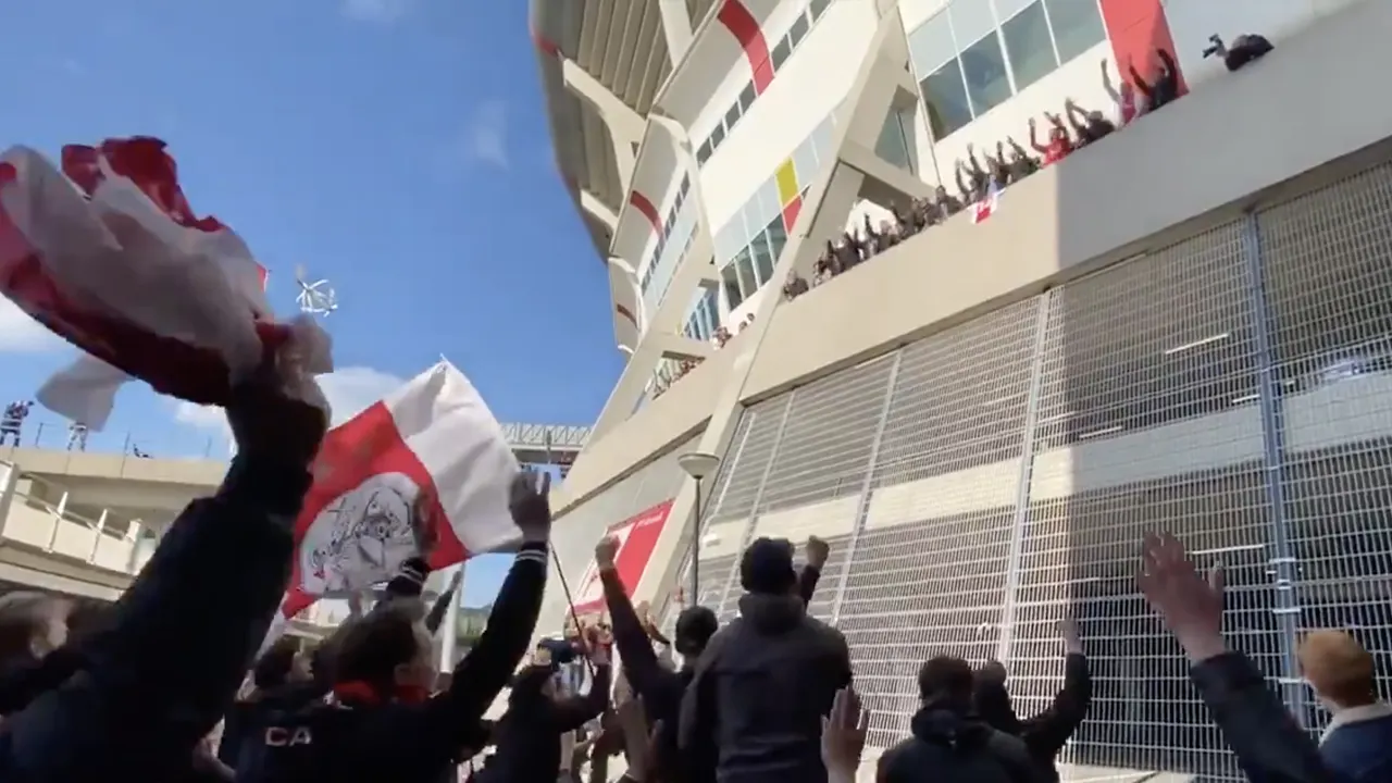 Ajax-spelers vieren groot feest met fans bij de Arena