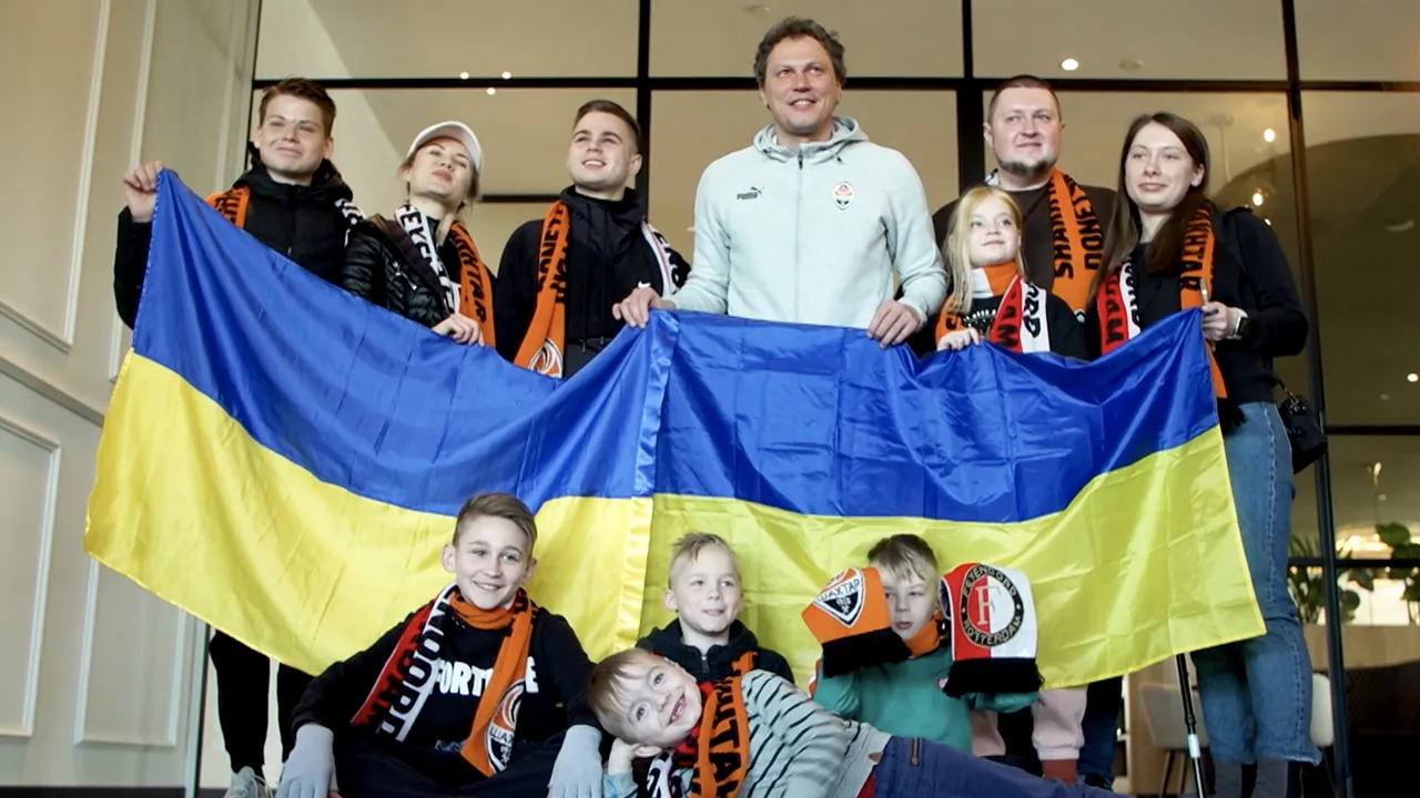 Oekraïense kinderen ontmoeten Shakhtar-doelman en gaan op bezoek in De Kuip