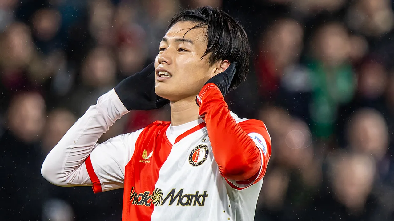 Feyenoord wint dankzij vier treffers Ueda ruim van PEC Zwolle