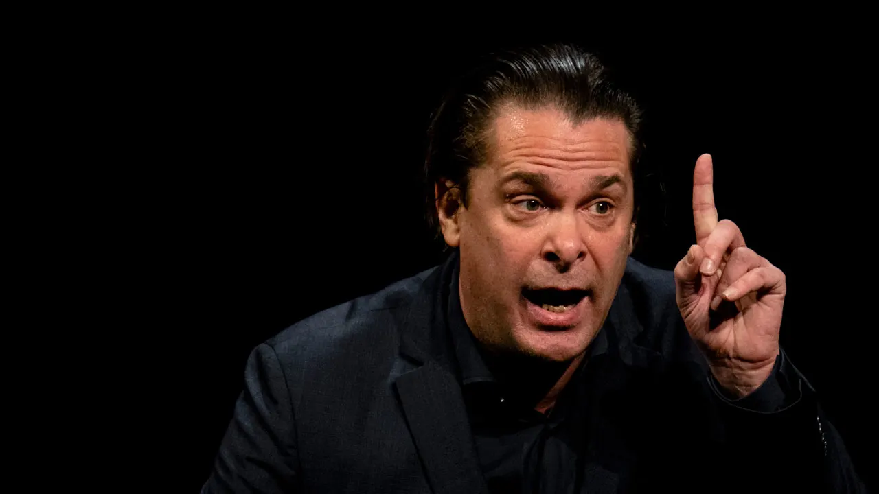 Hans Teeuwen blikt terug op politie-inval: 'Pesterig om met vijf man iemands huis binnen te komen'