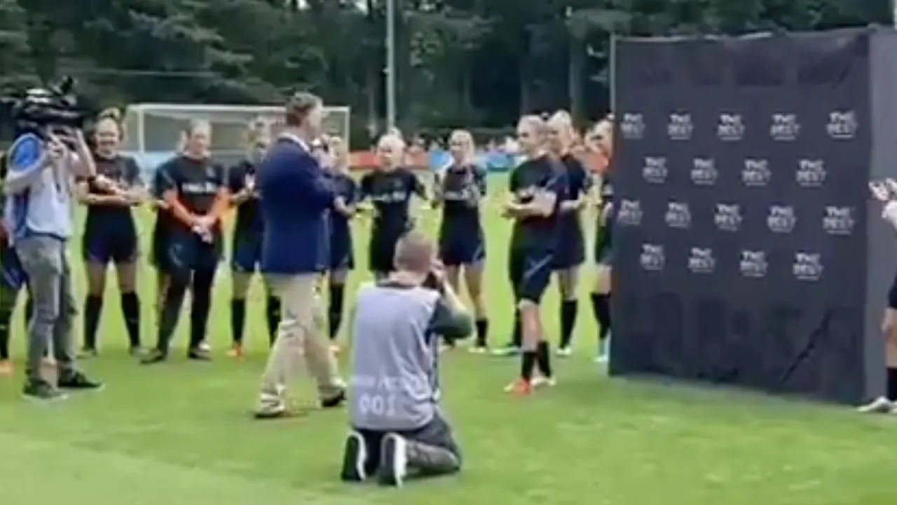 Van Gaal reikt prijs uit aan Oranje-spits Miedema: 'Ik wil je zoenen, maar...'