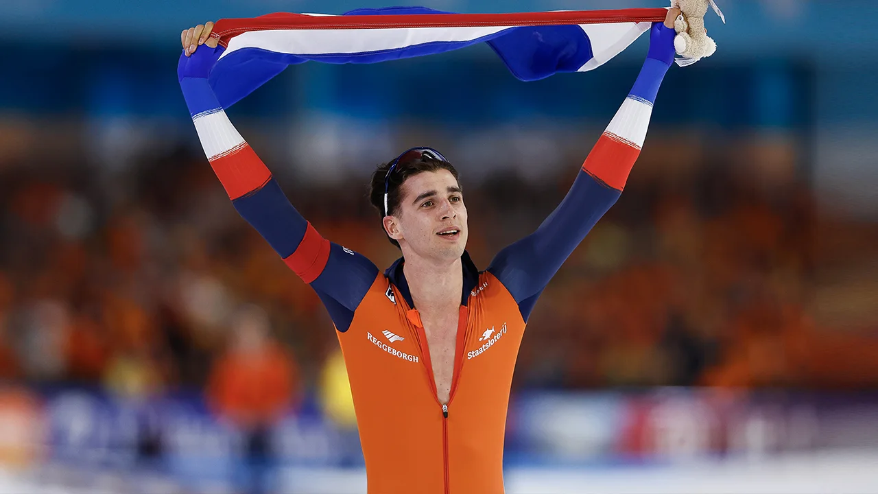 Jenning de Boo grijpt eerste wereldtitel sprint met ruime voorsprong op Jordan Stolz