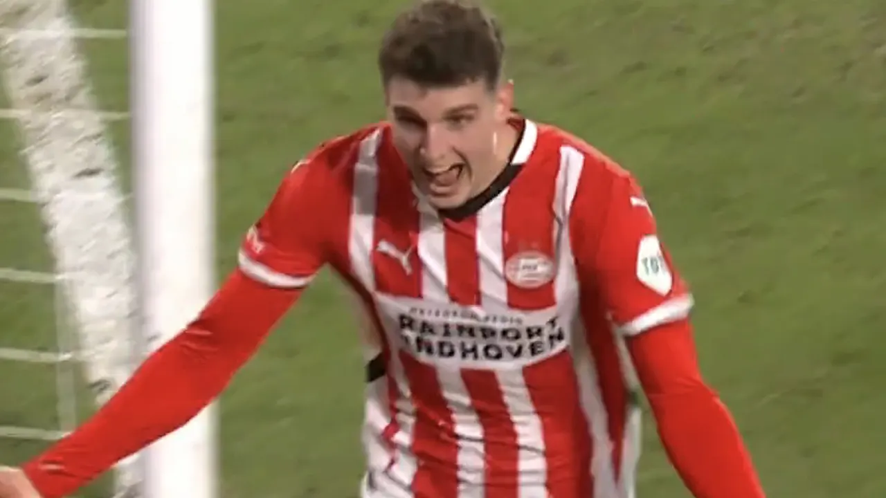 Videogoal: Guus Til verdubbelt voorsprong voor PSV tegen Feyenoord 