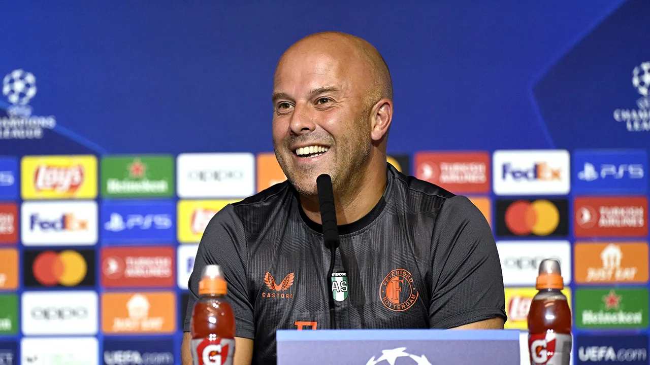 Sfeerbeelden: Feyenoord-fans zingen in koor op Plaza Mayor in Madrid