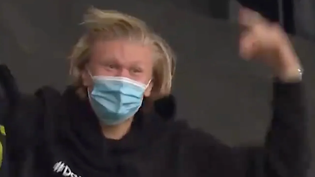 GOUD! Haaland gaat volledig los op tribune na winnende goal Sancho