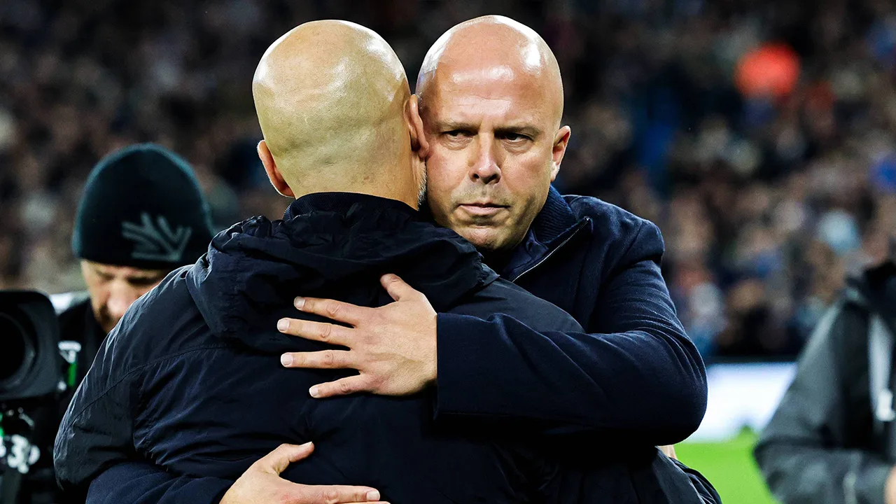 Arne Slot met Liverpool onderuit bij Manchester City