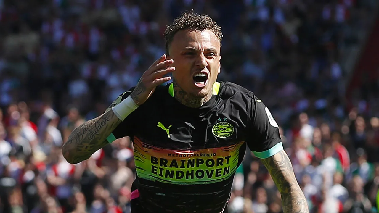 PSV houdt met winst in De Kuip titelrace met Ajax open