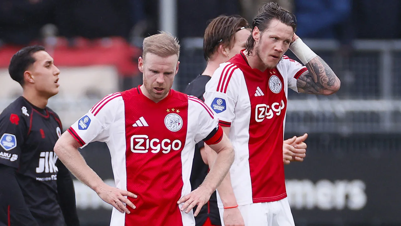 Ajax geeft ruime voorsprong tegen Excelsior volledig weg en lijdt puntenverlies