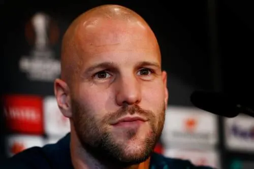 Vlaar traint weer mee bij AZ