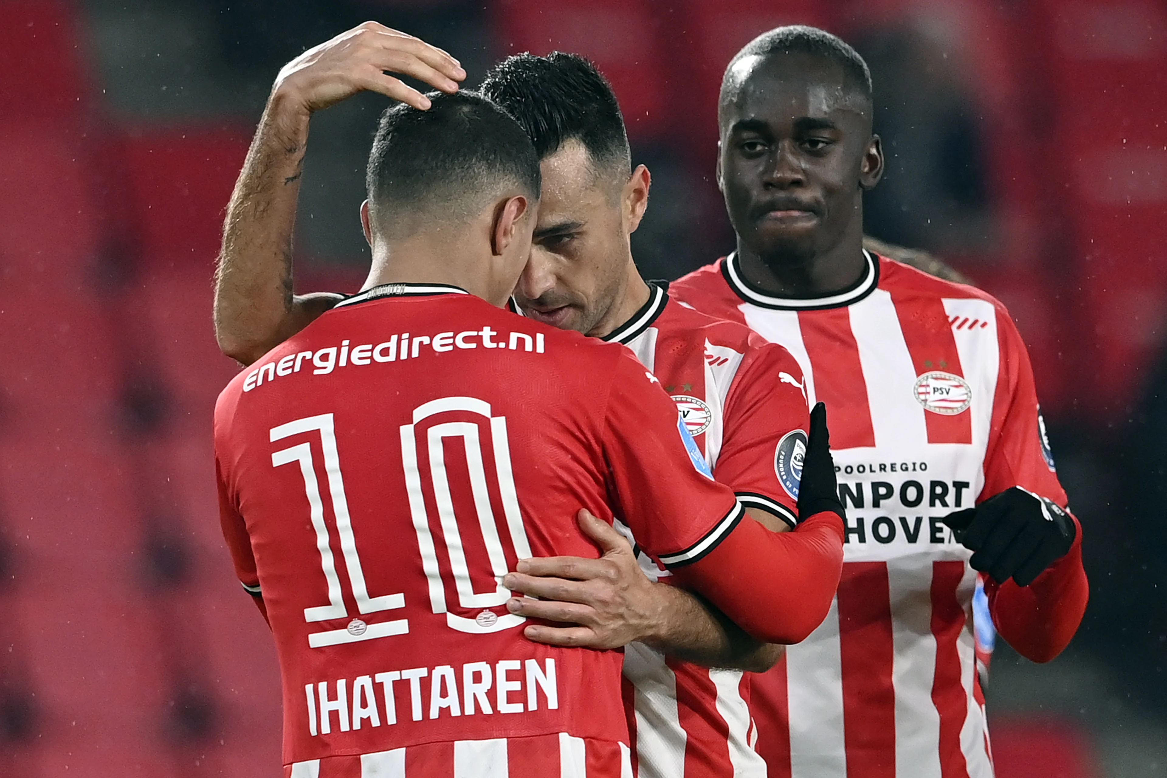 'PSV-spelers staan lijnrecht tegenover elkaar in kleedkamer'