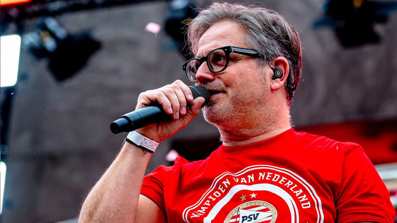 Standbeeld van Guus Meeuwis voor hoofdingang Philips Stadion