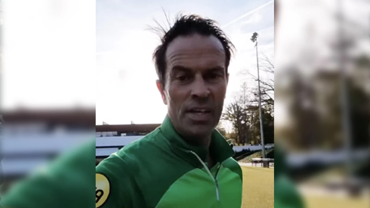 Scheidsrechter Bas Nijhuis krijgt 'straftraining' van KNVB: 'Verschrikkelijk!'