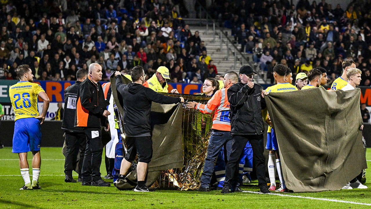 Keeper Vaessen van RKC is bij kennis en naar ziekenhuis gebracht