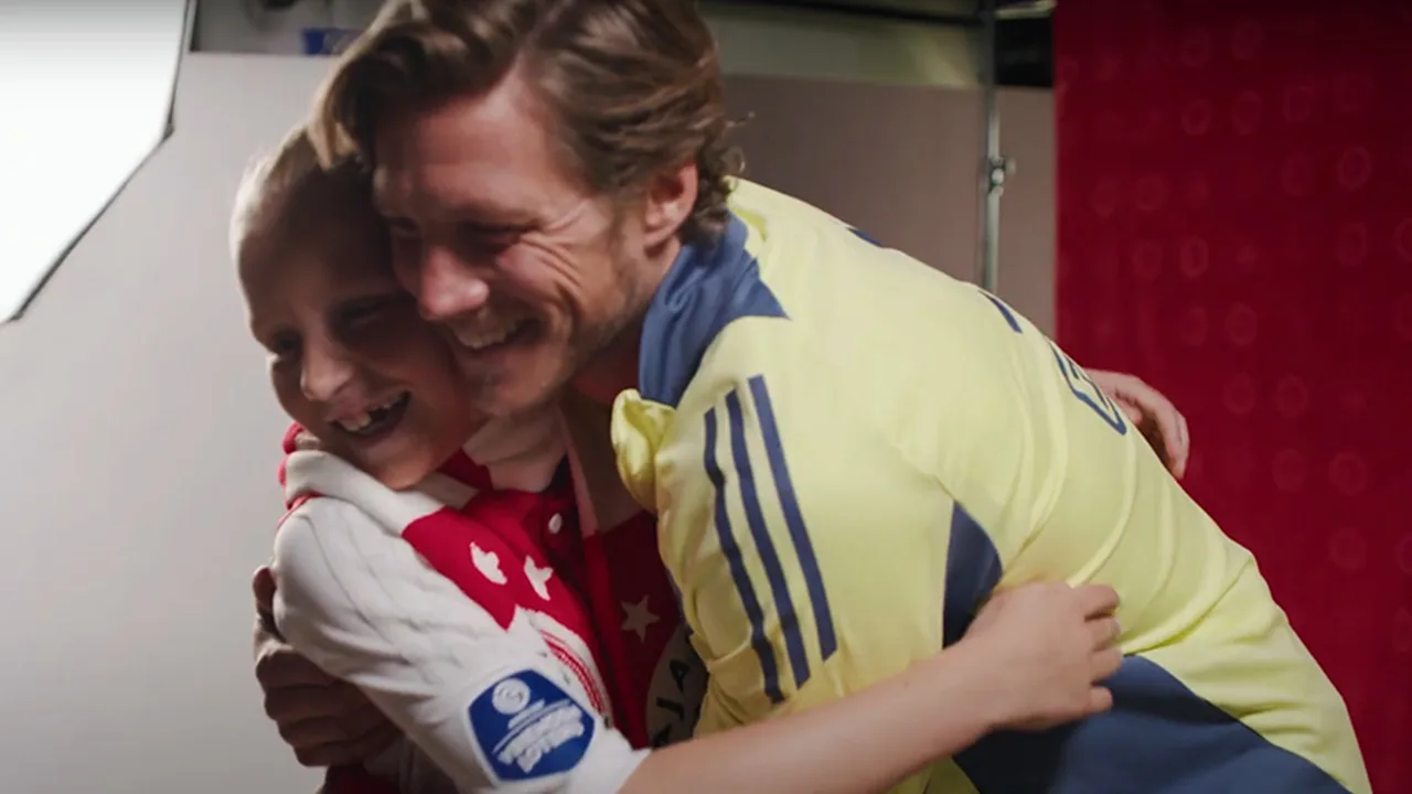 Wout Weghorst bezorgt Ajax-supporter Do (10) dag van haar leven: 'Verrassing!'