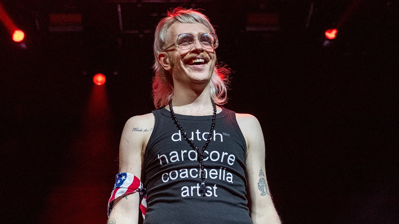 Video: Joost Klein schrijft ‘Dutch history’ met explosief Coachella-optreden