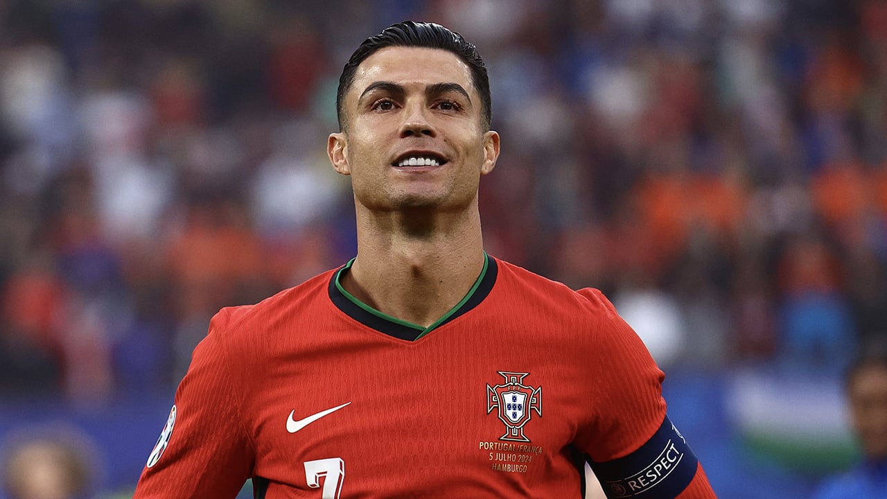 Ronaldo denkt voorlopig niet aan stoppen bij Portugal: 'Ik zou altijd basisspeler moeten zijn'