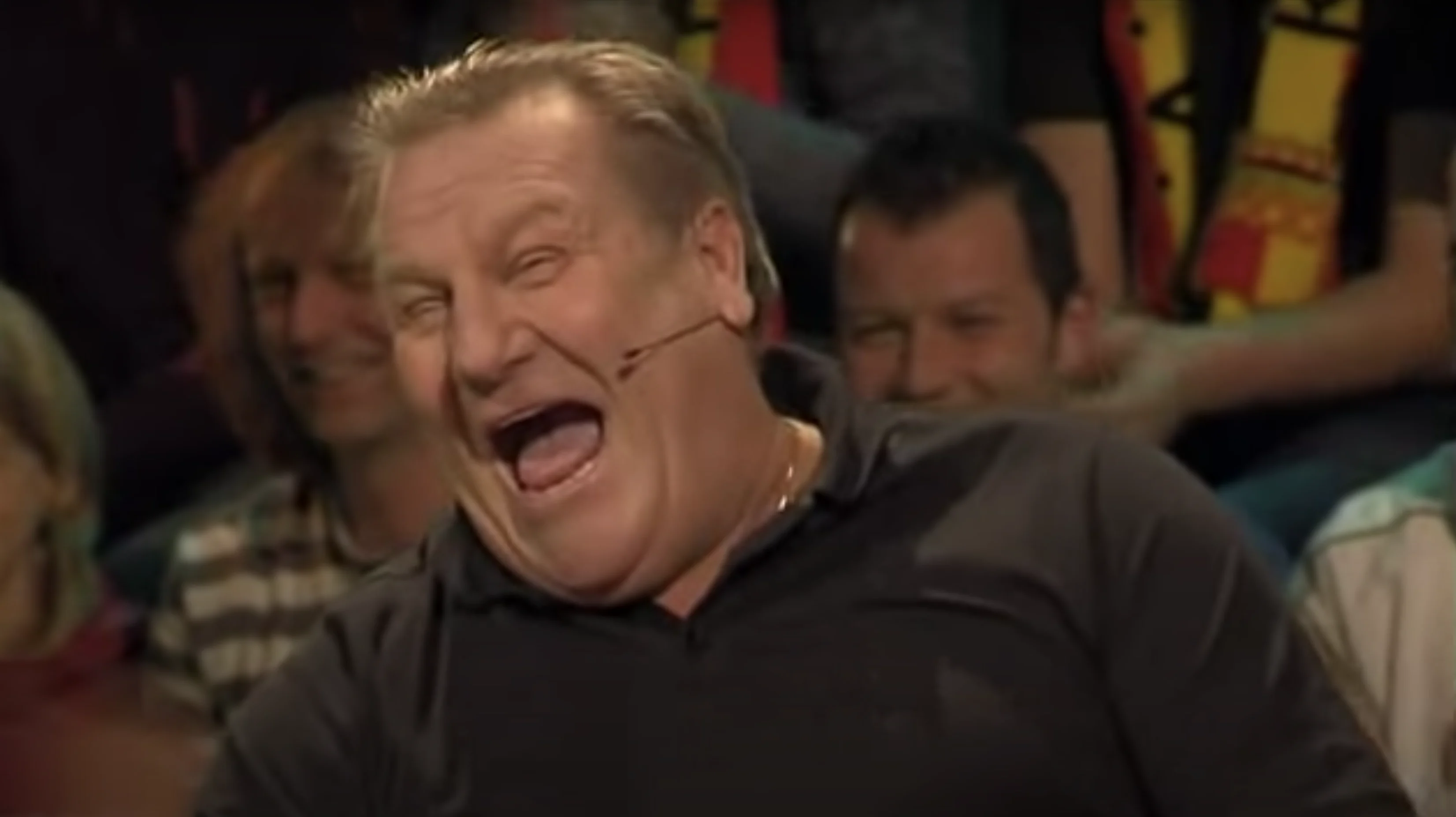 CLASSIC: Jan Boskamp gaat helemaal plat om eigen grap in Belgische TV-show