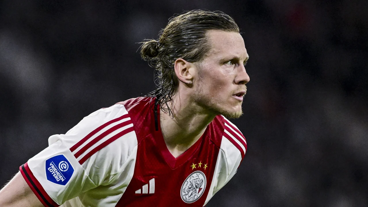 'Als ik trainer van Ajax was, zou ik Weghorst de eerste drie weken niet meer opstellen'