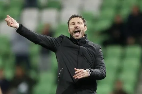 Van Bommel voor de eerste keer boos bij PSV