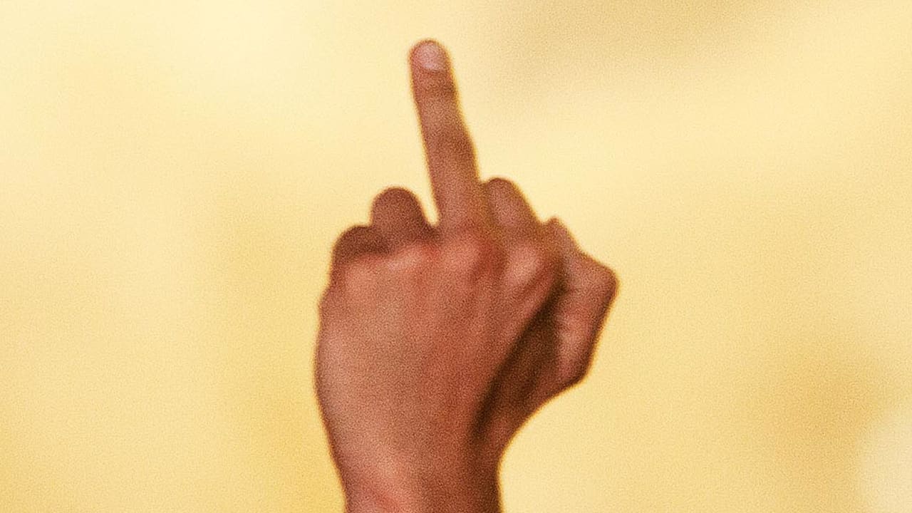 Nederlandse spits steekt middelvinger op naar fans tegenstander