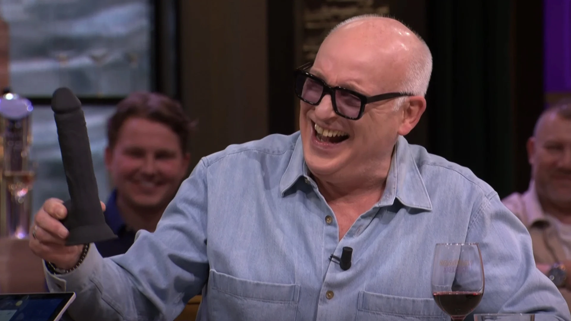 René vindt enorme dildo in Vandaag Inside-noodpakket: 'Dat is het zakje van Albert Verlinde!'