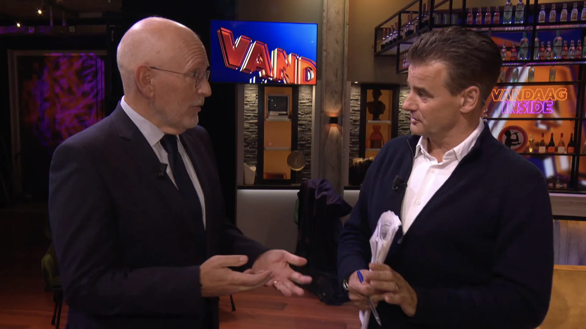 Frans Timmermans en Wilfred Genee sluiten weddenschap af In de Wandelgangen: 'Voor een fles wijn'