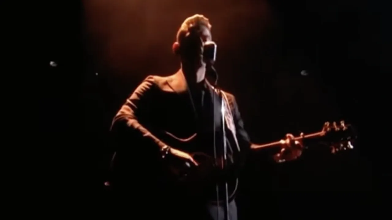 VIDEO - Danny Vera schittert op alternatief songfestival met 'Roller Coaster'