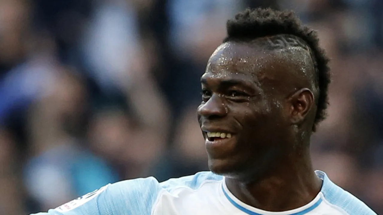 HAHA! Balotelli zonder toestemming van club bij afscheidswedstrijd Kompany