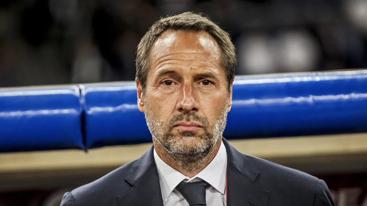 Ajax stelt Van 't Schip tot einde van het seizoen aan als hoofdtrainer