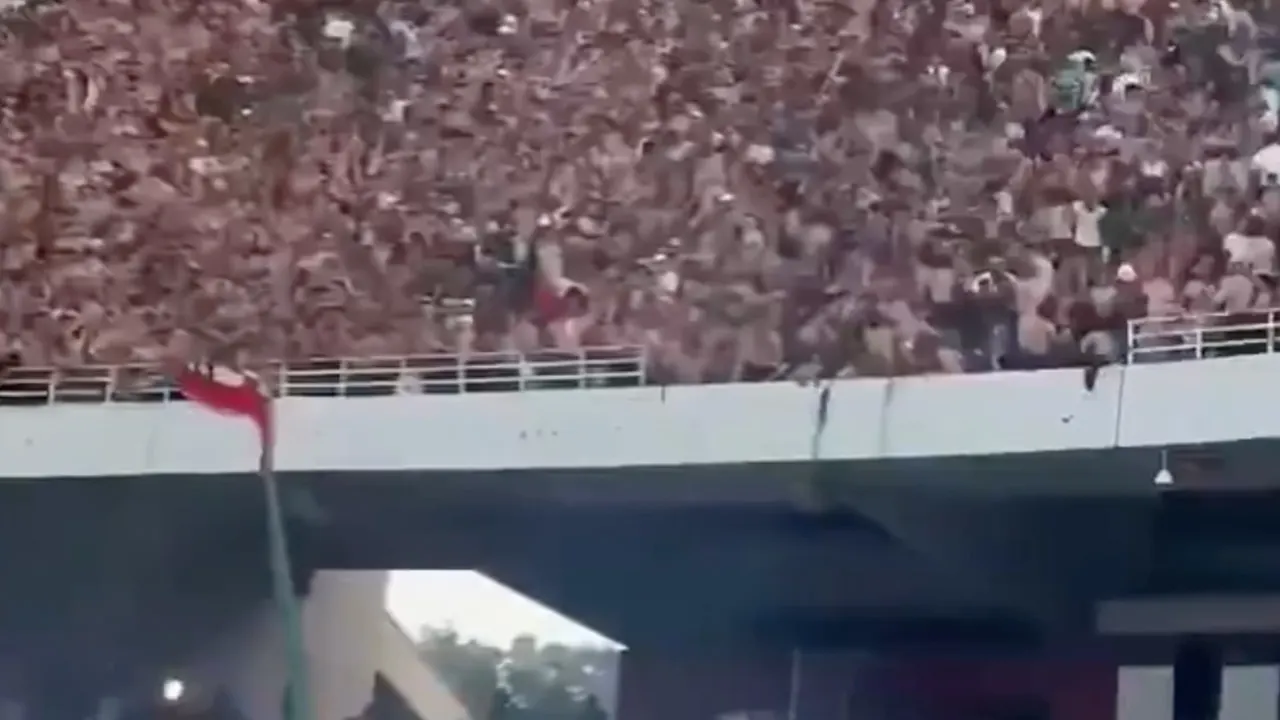 Schokkende beelden: supporters vallen van tribune bij stadionramp in Algerije