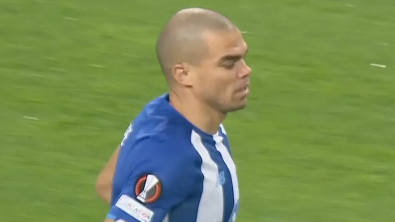 KANS: Pepe kopt rakelings naast namens FC Porto