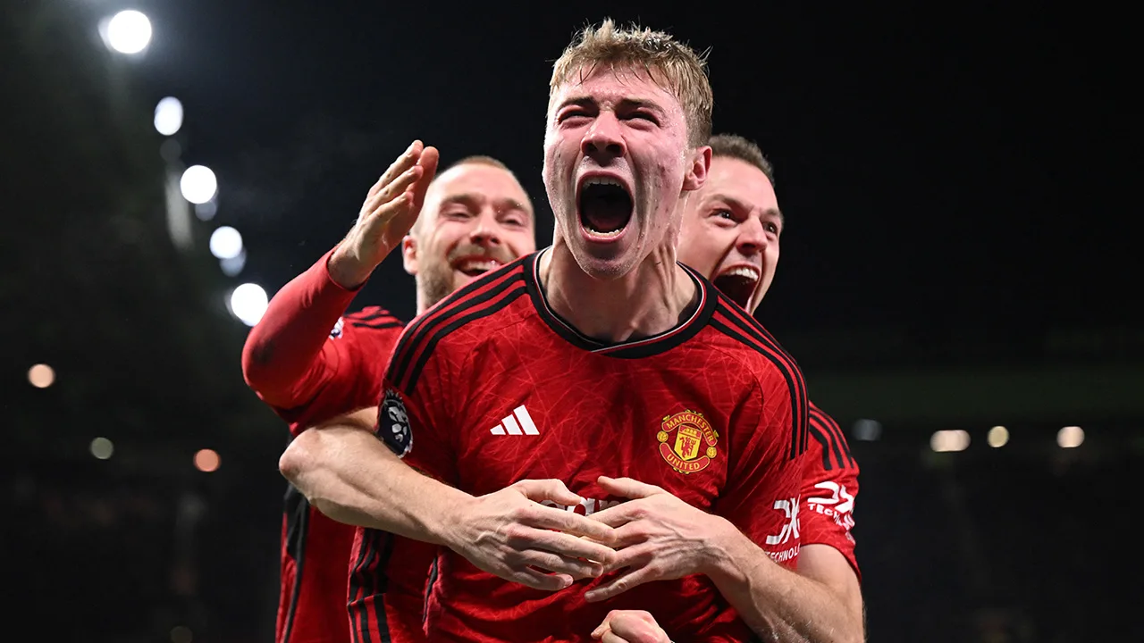 Ten Hag wint met Manchester United van Aston Villa na waanzinnige comeback