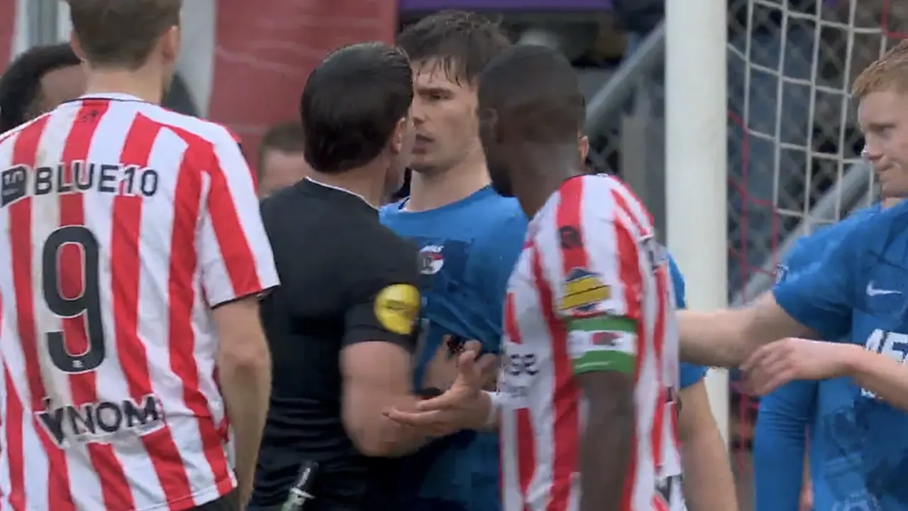 Video: Danny Makkelie is Wouter Goes helemaal zat en duwt AZ-verdediger aan de kant