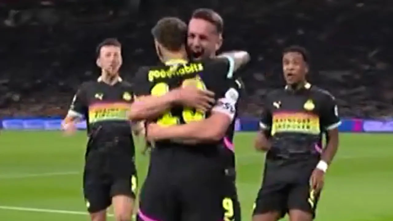 Videogoal: Luuk de Jong kopt PSV op voorsprong tegen Ajax