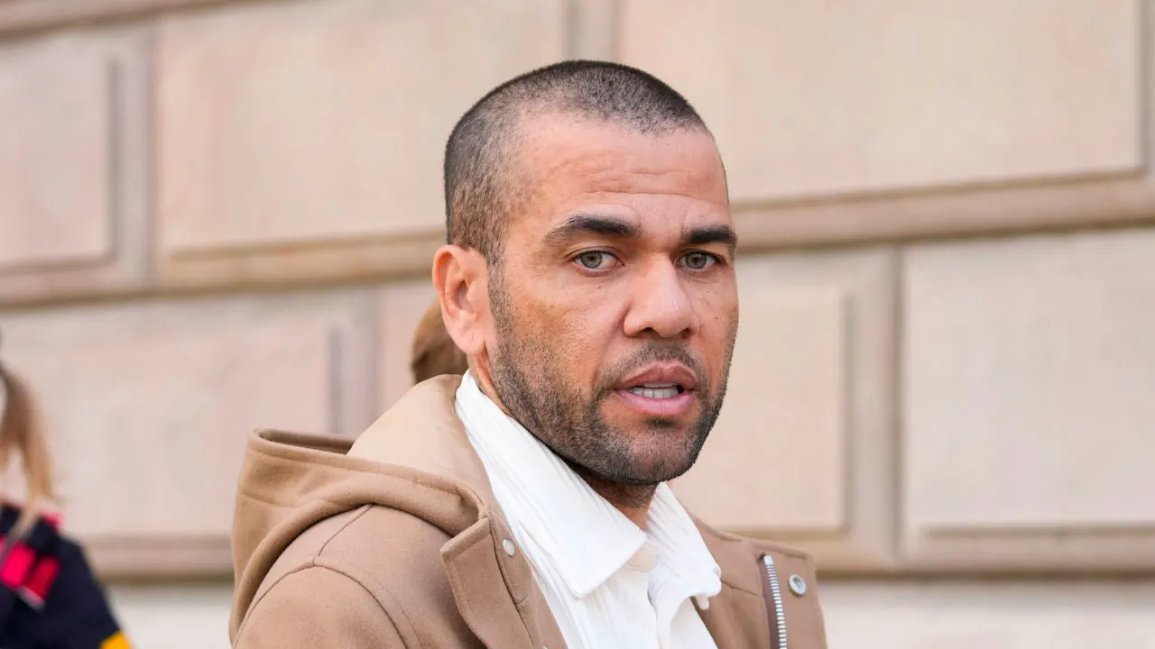 Oud-voetballer Dani Alves vrijgesproken van verkrachting en ontkomt aan 4,5 jaar cel
